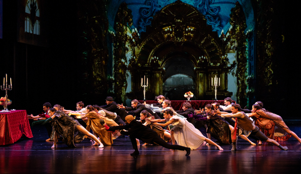 Foto di scena dello spettacolo "Lo Schiaccianoci" con corpo di ballo
